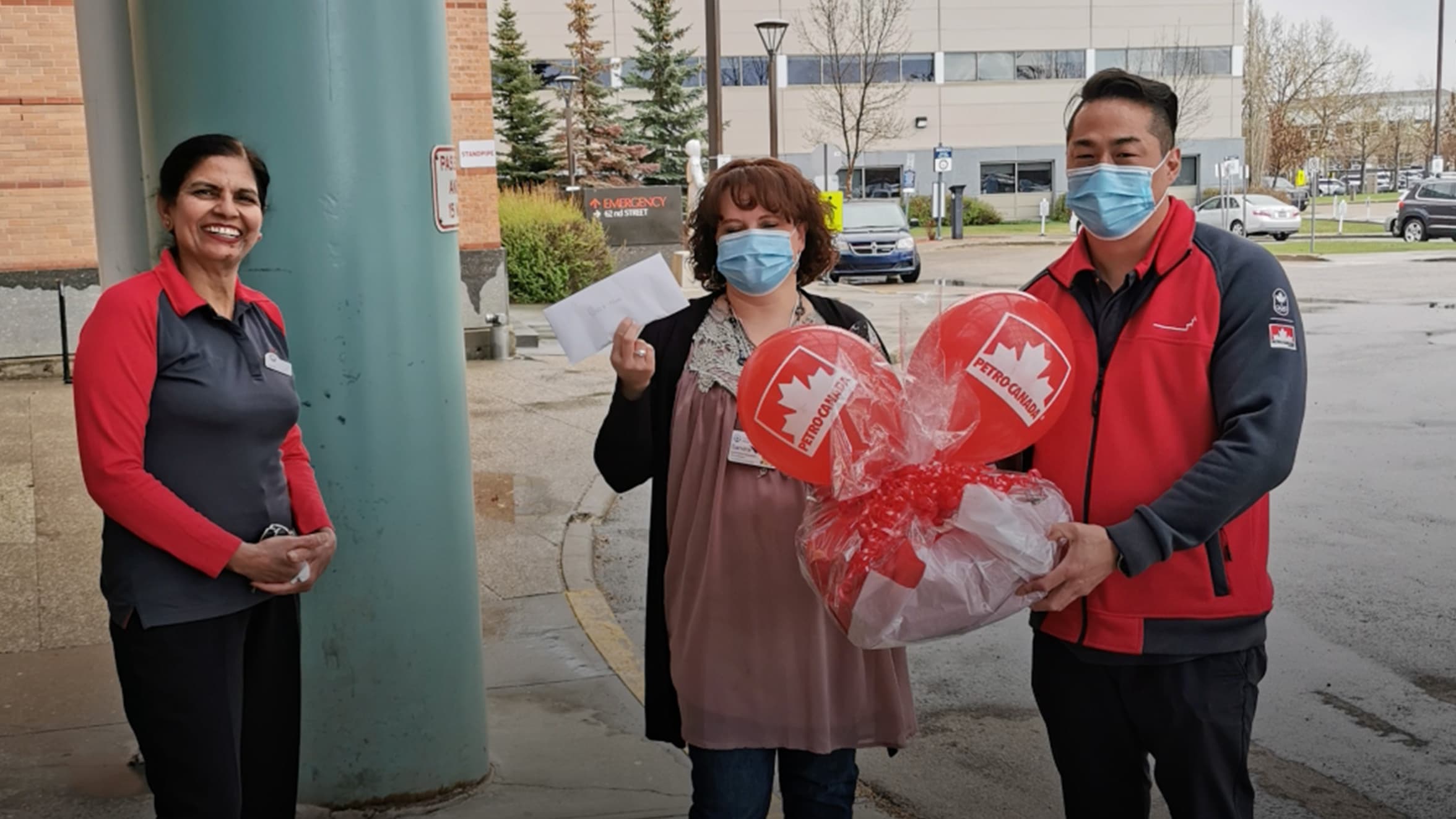 Les membres de l'équipe de Petro-Canada faisant un don à un hôpital.