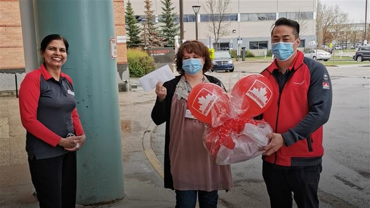 Les membres de l'équipe de Petro-Canada faisant un don à un hôpital.