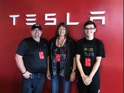 David et sa famille à l'usine de Tesla en Californie