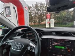 L'intérieur de l'e-tron d'Audi de Paul à une borne de recharge rapide de Petro-Canada
