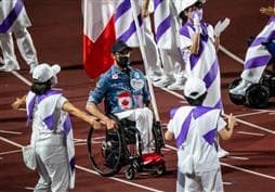 Brent Lakatos, porte-drapeau lors de la cérémonie de clôture des Jeux paralympiques de 2020 à Tokyo.