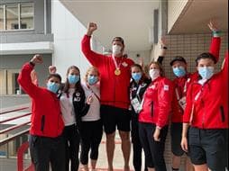Quelques membres de l'équipe de soutien du CPC de Tokyo avec le médaillé d'or en athlétisme Greg Stewart (FACE 2017)