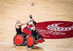 Zak Madell d'Équipe Canada contre les États-Unis lors de la ronde préliminaire de la compétition de rugby en fauteuil roulant aux Jeux paralympiques de 2020 à Tokyo.