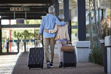  Un couple marchant dans l'aéroport