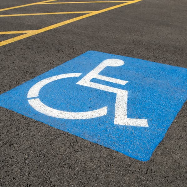 Espace de stationnement pour handicapé à un établissement Petro-Canada.