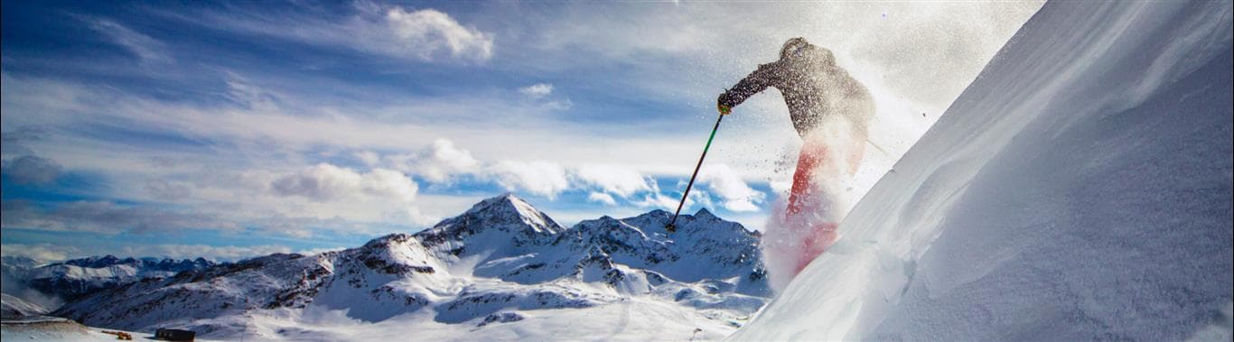 Un skieur descend une pente