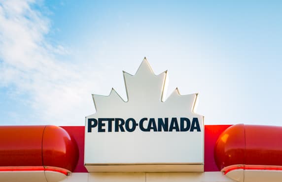 Le logo Petro-Canada sur la marquise d'une station-service.