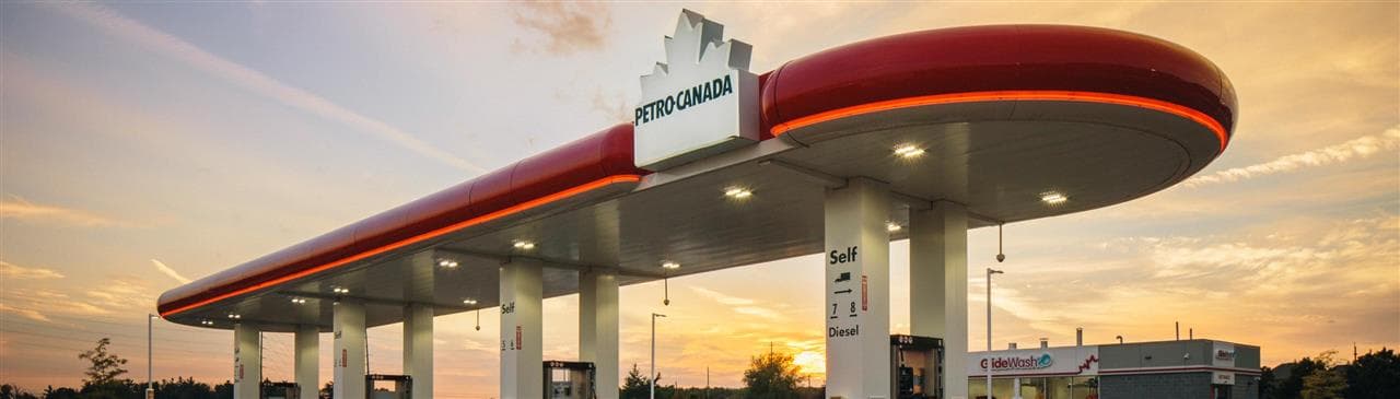 Une station-service Petro-Canada au crépuscule