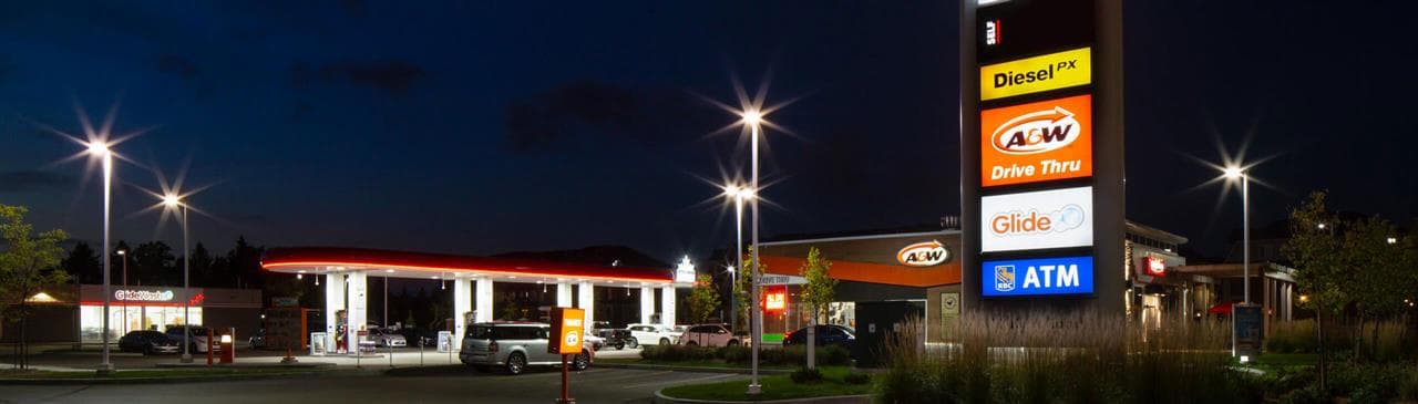 Une station-service Petro-Canada le soir.